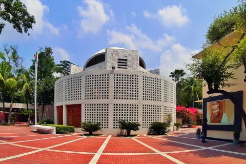 টুঙ্গিপাড়ায় শেখ মুজিবুর রহমানের সমাধিসৌধ